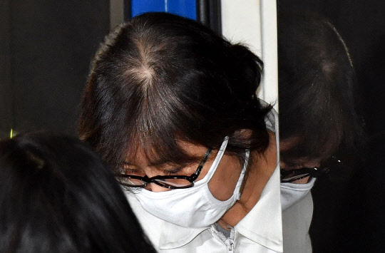 호송차에서 내리는 최순실      (서울=연합뉴스) 황광모 기자 = 비선실세로 '국정농단'을 한 혐의로 구속된 최순실씨가 24일 오후 '박근혜 정부의 최순실 등 민간인 국정농단 사건 수사 특별검사팀' 서울 대치동 사무실에 첫 공개 소환되고 있다.   2016.12.24      hkmpooh@yna.co.kr  (끝)